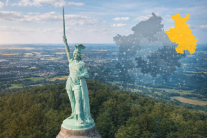 Hermannsdenkmal über der Region Ostwestfalen-Lippe mit digitaler Netzwerkdarstellung, die Online-Sichtbarkeit von Unternehmen symbolisiert.