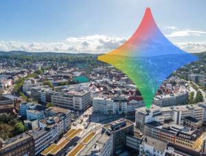 Luftaufnahme von Bielefeld mit Innenstadt und Kirche, darüber ein großes, transparentes Google Gemini Symbol als Visual für KI und Generative Engine Optimization